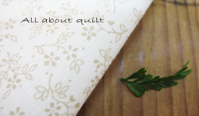 ผ้าcotton  ลาย little Flow สีครีม