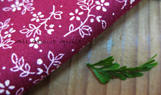 ผ้าcotton ลาย little Flow พื้นเเดงดอกสีขาว